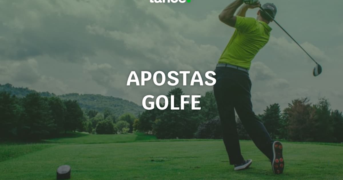 Golfista observando a bola próxima ao green