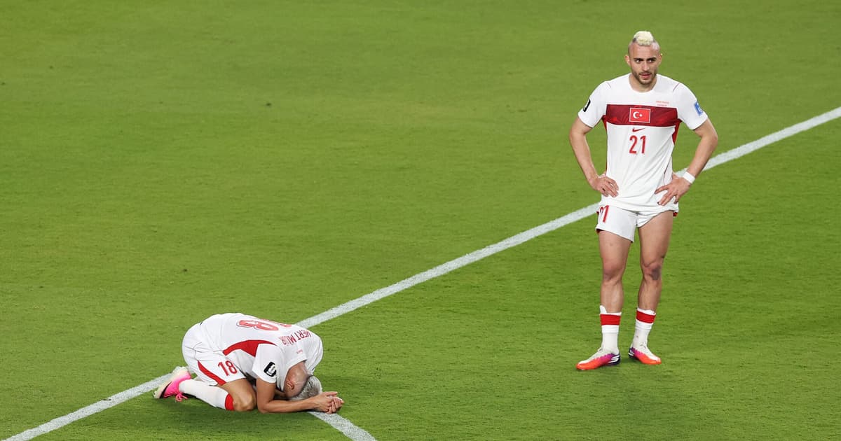 Linha defensiva de futebol acompanhando um lance de impedimento
