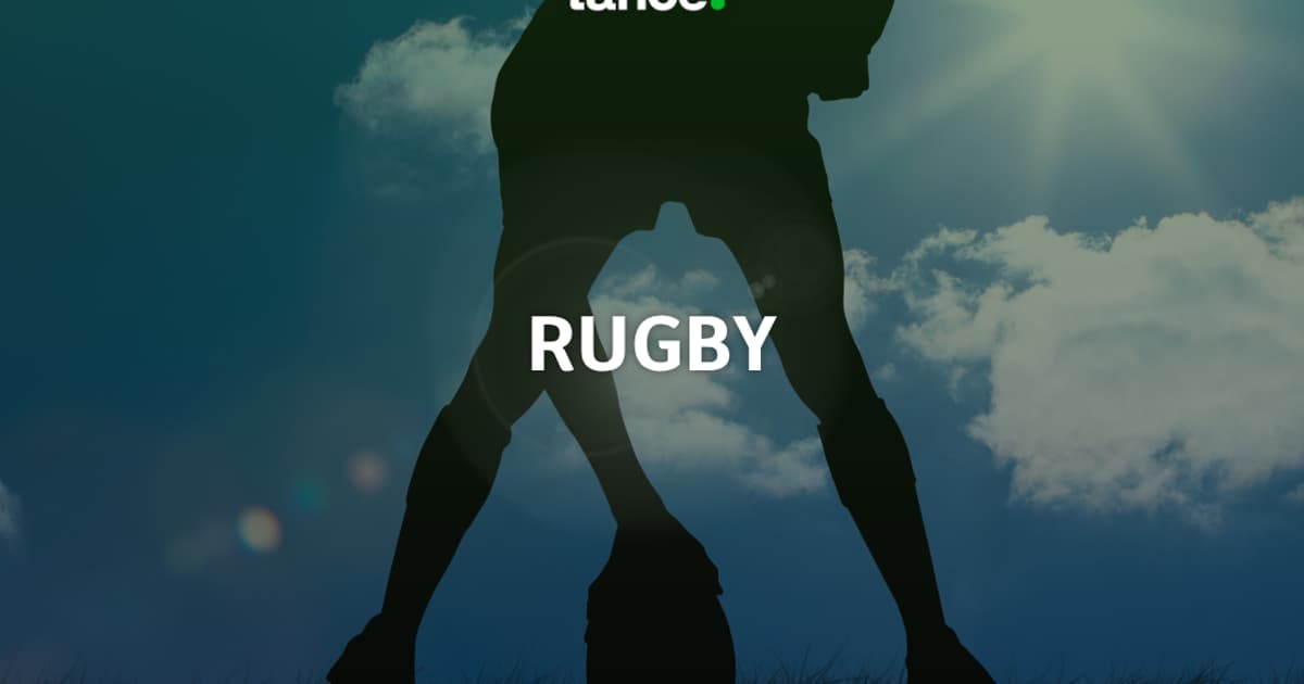 Jogadores de rugby trocando um passe