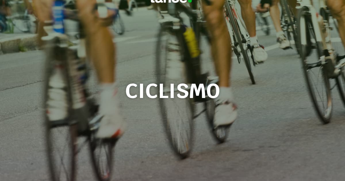 Ciclistas disputando o sprint final na chegada
