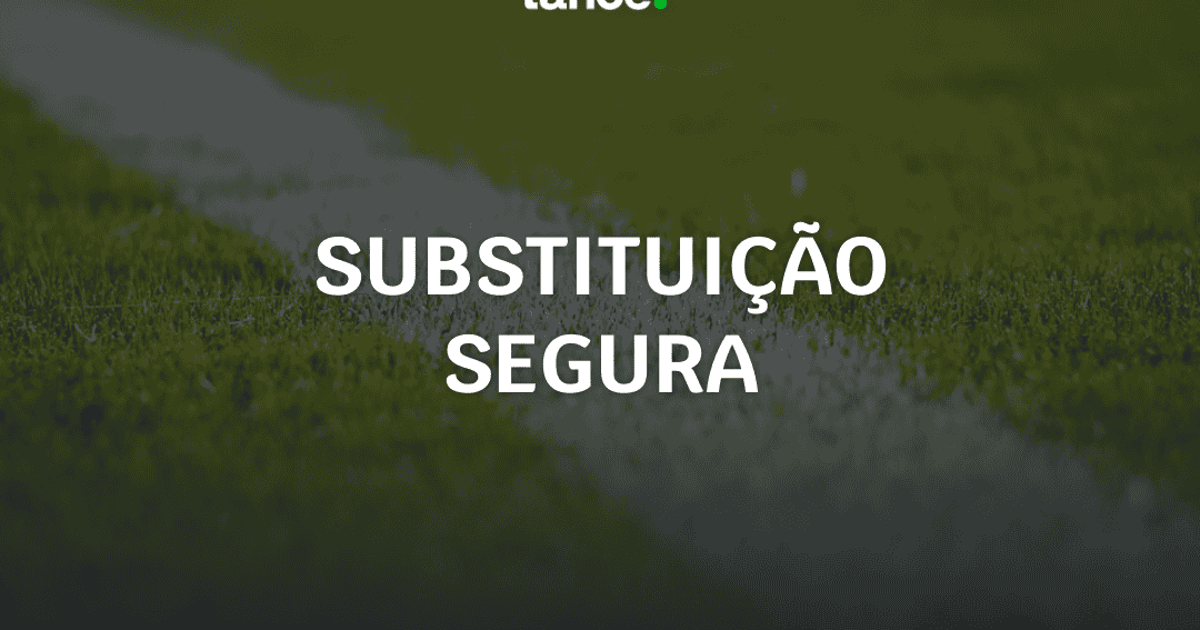 Jogador entrando no campo durante uma substituição no futebol