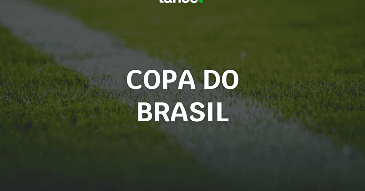 Jogadores disputando uma partida de futebol pela Copa do Brasil