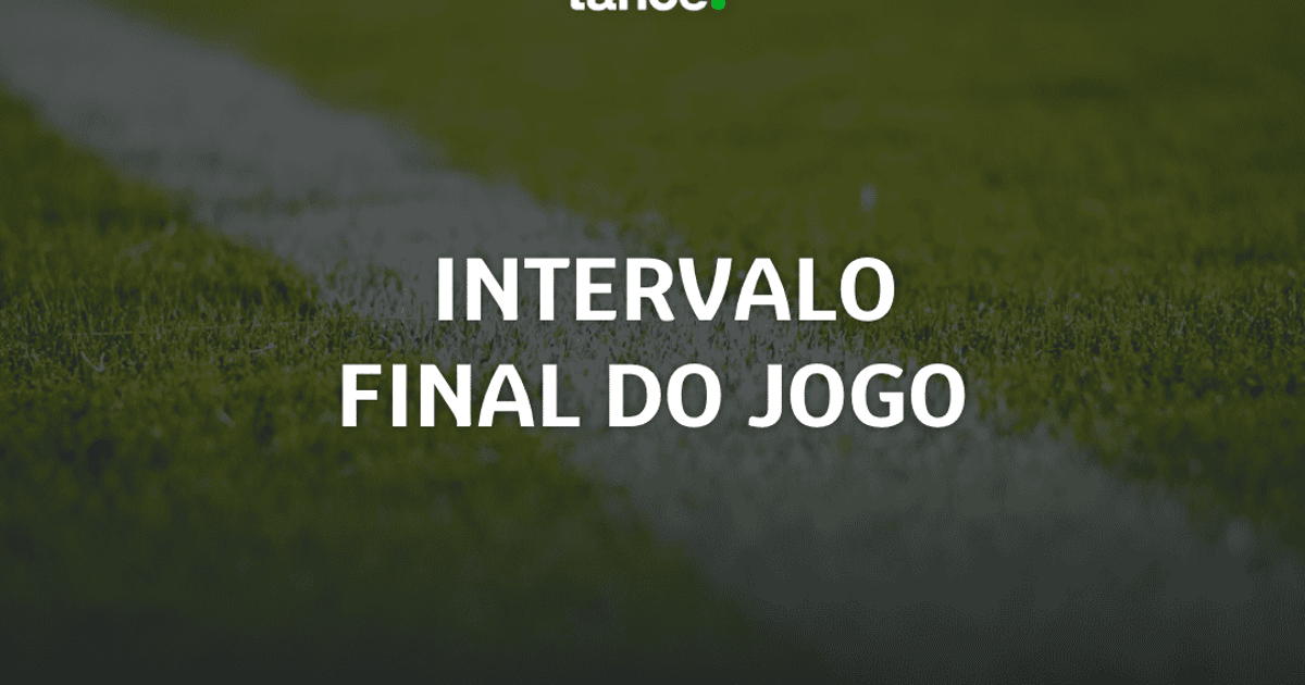 Relógio e placar de futebol indicando o momento do primeiro gol