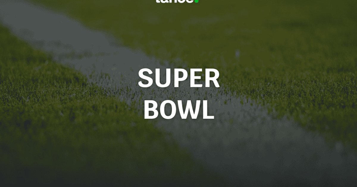 Bola de futebol americano posicionada antes de uma jogada