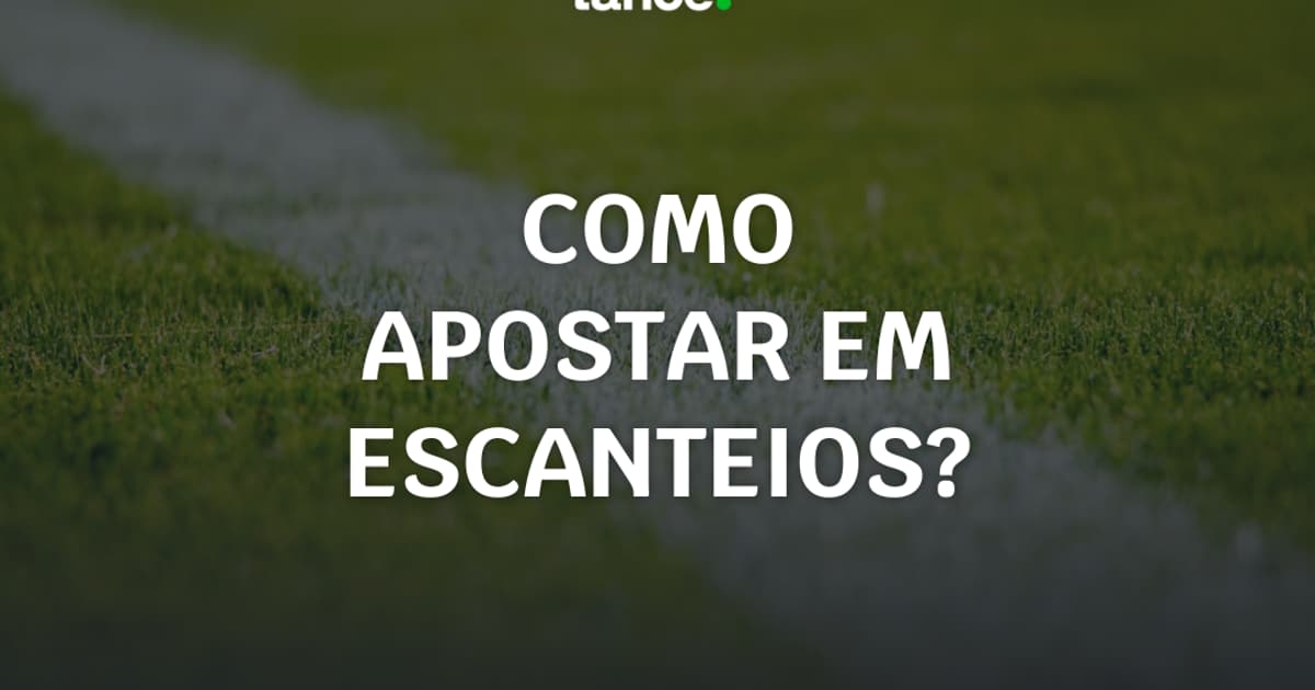 Bandeirinha de escanteio em um campo de futebol durante o segundo tempo