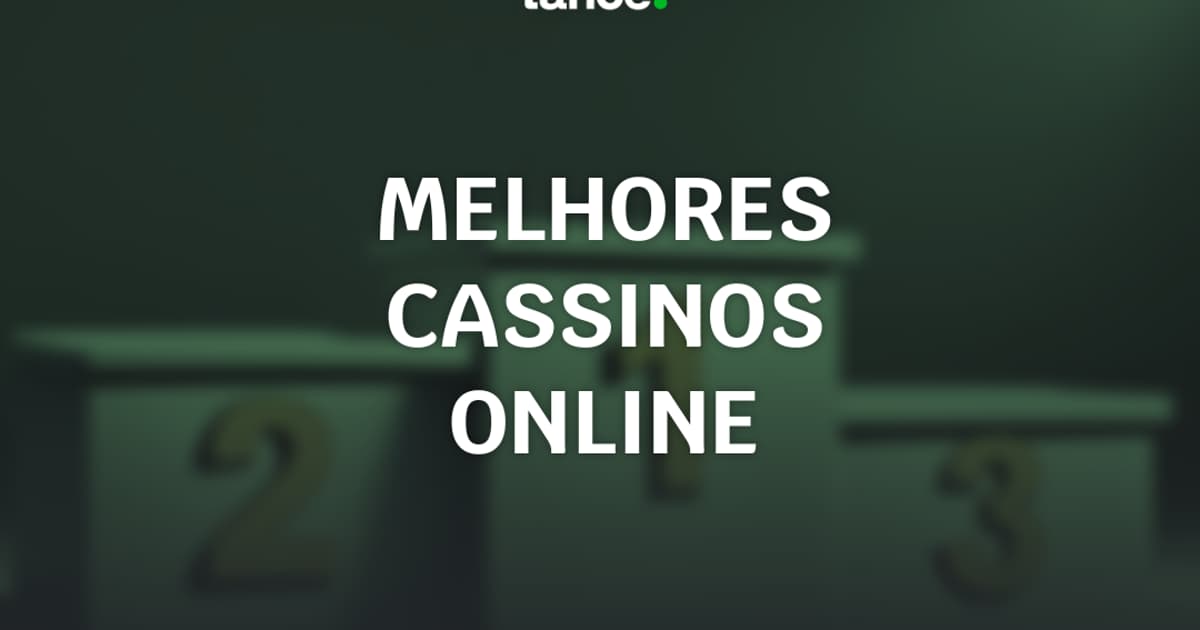Cartas de baccarat lado a lado em uma mesa de cassino ao vivo