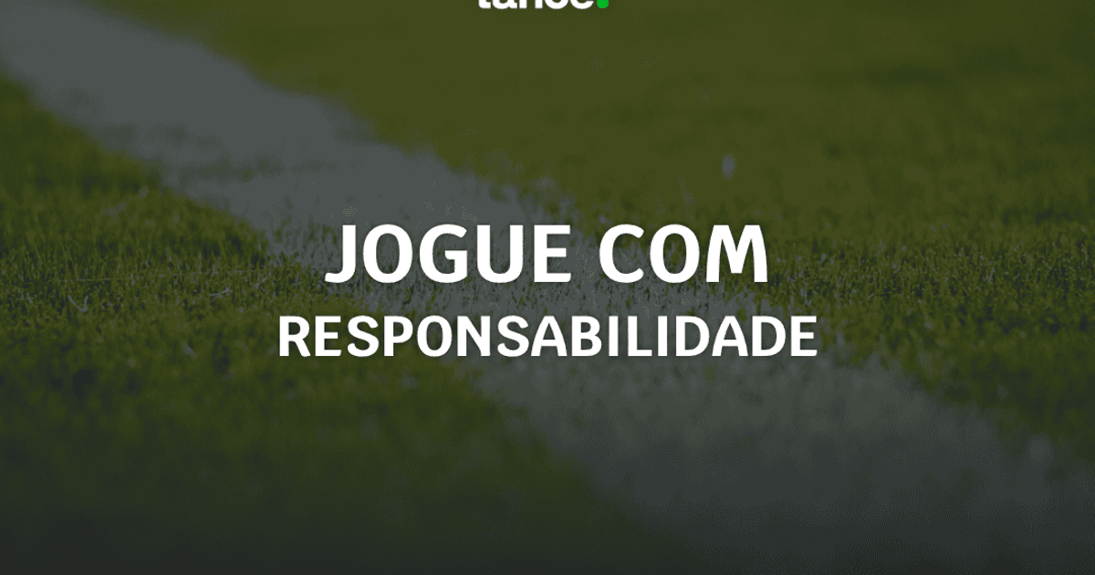 Pessoa verificando os dados de um site de apostas antes do cadastro